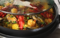 Paella s kuřecím masem, mořskými plody a klobásou chorizo