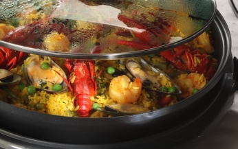 Paella s kuřecím masem, mořskými plody a klobásou chorizo