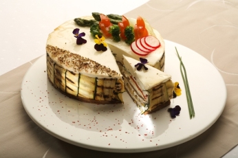 Dortík z grilované zeleniny s mozzarellou, avokádem a balsamico-kaparovou omáčkou