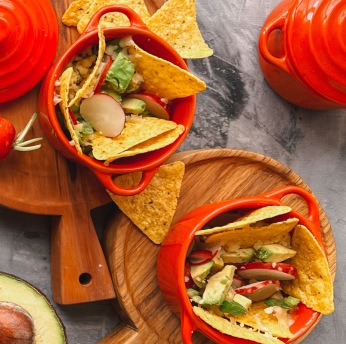 NACHOS ZAPEČENÉ S GUACAMOLE A ŘEDKVIČKAMI