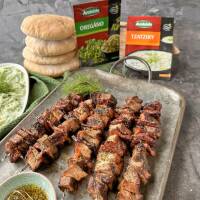 SOUVLAKI S PITOU A OKURKOVÝM SALÁTEM