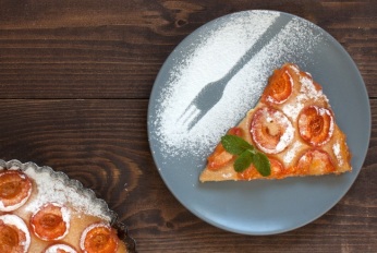 Meruňkový clafoutis se skořicí