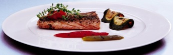 Filé z lososa "cajun" s grilovanou zeleninou a rajčatovou salsou