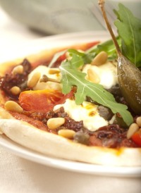 Pizza s rukolou, sýrem ricotta a sušenými rajčaty