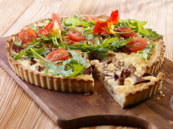 Quiche s lesními houbami, rukolou a cherry rajčaty