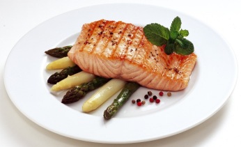 Grilované filé z lososa s bílým a zeleným chřestem a tropickým vinaigrette