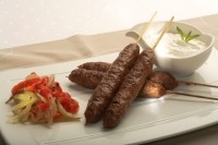 Vepřové karbanátky na jehle se salátem z cibule a papriky