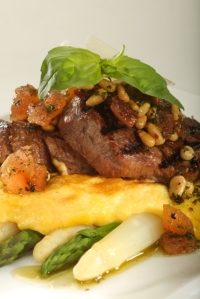 Steak mignon se zapečeným chřestem v holandské omáčce